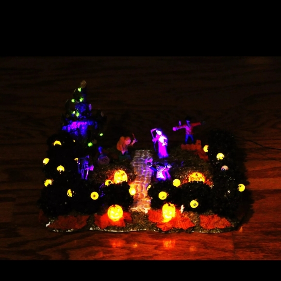 Lemax haunted front yard ❗no plug / as is _ Halloween - Picture 2 of 6